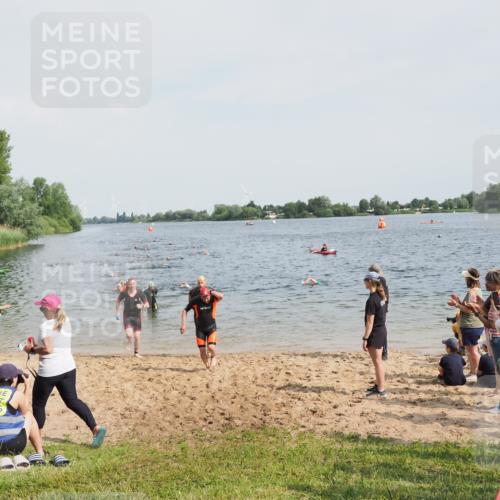 21.06.2025 - 27. Vierlanden-Triathlon MichiJ http://msf.ph/oto/8003533 15.06.2026 10:05:54 Schwimmen 372, 392, 410, 435, 442, 458 meine-sportfotos.de