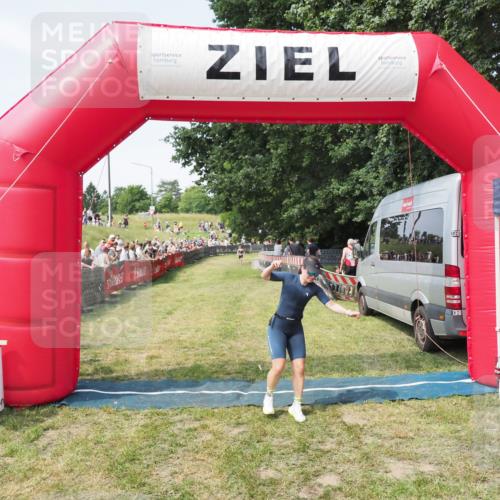 21.06.2025 - 27. Vierlanden-Triathlon MichiJ http://msf.ph/oto/8003537 15.06.2026 11:27:26 Ziel 490, 565 meine-sportfotos.de