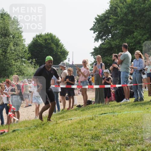 15.06.2025 - 27. Vierlanden-Triathlon KatJ http://msf.ph/oto/8003538 15.06.2025 10:02:19 Schwimmen 317 meine-sportfotos.de