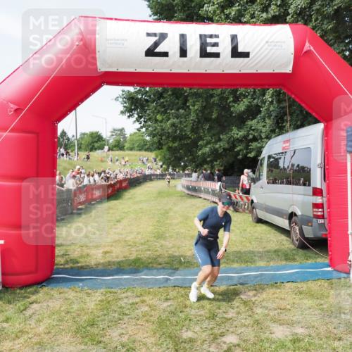 21.06.2025 - 27. Vierlanden-Triathlon MichiJ http://msf.ph/oto/8003552 15.06.2026 11:27:27 Ziel 490, 565 meine-sportfotos.de