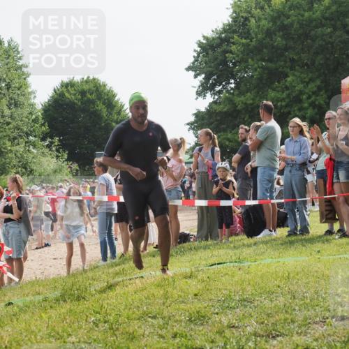 15.06.2025 - 27. Vierlanden-Triathlon KatJ http://msf.ph/oto/8003570 15.06.2025 10:02:19 Schwimmen 317 meine-sportfotos.de