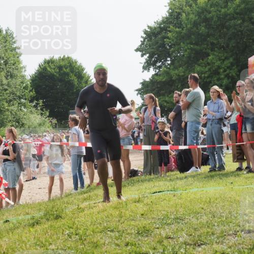 15.06.2025 - 27. Vierlanden-Triathlon KatJ http://msf.ph/oto/8003583 15.06.2025 10:02:19 Schwimmen 317 meine-sportfotos.de