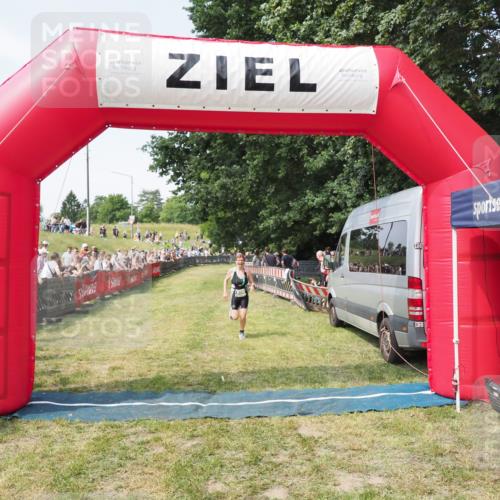 21.06.2025 - 27. Vierlanden-Triathlon MichiJ http://msf.ph/oto/8003588 15.06.2026 11:27:34 Ziel 509 meine-sportfotos.de