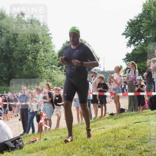 15.06.2025 - 27. Vierlanden-Triathlon KatJ http://msf.ph/oto/8003633 15.06.2025 10:02:20 Schwimmen 317 meine-sportfotos.de