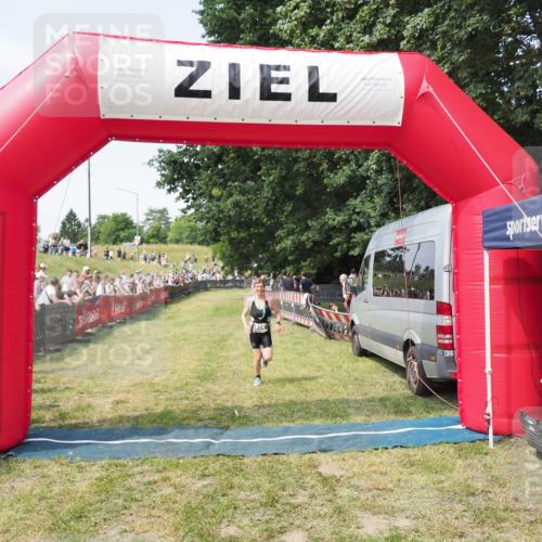 21.06.2025 - 27. Vierlanden-Triathlon MichiJ http://msf.ph/oto/8003636 15.06.2026 11:27:34 Ziel 509 meine-sportfotos.de