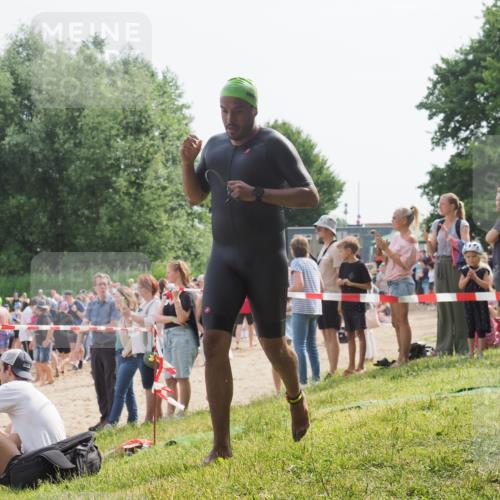 15.06.2025 - 27. Vierlanden-Triathlon KatJ http://msf.ph/oto/8003647 15.06.2025 10:02:20 Schwimmen 317 meine-sportfotos.de