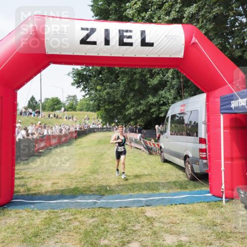 21.06.2025 - 27. Vierlanden-Triathlon MichiJ http://msf.ph/oto/8003651 15.06.2026 11:27:34 Ziel 509 meine-sportfotos.de