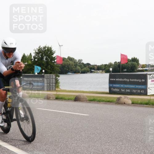 15.06.2025 - 27. Vierlanden-Triathlon H.Heesch http://msf.ph/oto/8003659 15.06.2025 10:30:23 Radfahren 38, 185, 239, 602 meine-sportfotos.de