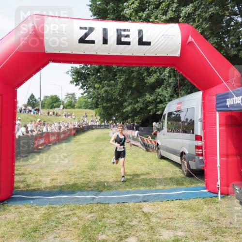 21.06.2025 - 27. Vierlanden-Triathlon MichiJ http://msf.ph/oto/8003661 15.06.2026 11:27:34 Ziel 509 meine-sportfotos.de