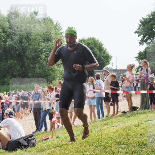 15.06.2025 - 27. Vierlanden-Triathlon KatJ http://msf.ph/oto/8003665 15.06.2025 10:02:21 Schwimmen 317 meine-sportfotos.de