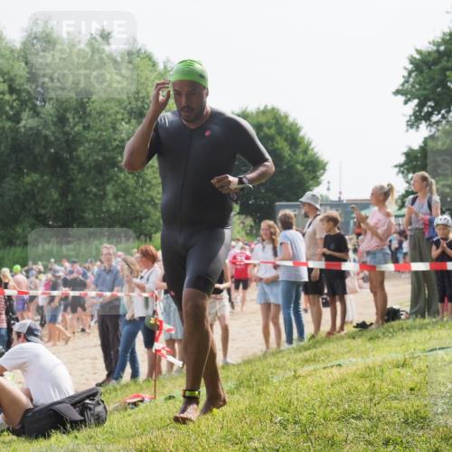 15.06.2025 - 27. Vierlanden-Triathlon KatJ http://msf.ph/oto/8003681 15.06.2025 10:02:21 Schwimmen 317 meine-sportfotos.de