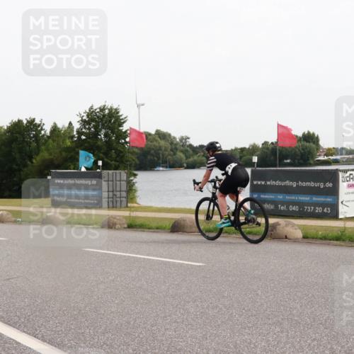 15.06.2025 - 27. Vierlanden-Triathlon H.Heesch http://msf.ph/oto/8003682 15.06.2025 10:30:24 Radfahren 38, 185, 239, 602 meine-sportfotos.de