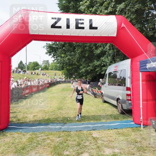 21.06.2025 - 27. Vierlanden-Triathlon MichiJ http://msf.ph/oto/8003686 15.06.2026 11:27:35 Ziel 509 meine-sportfotos.de