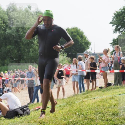 15.06.2025 - 27. Vierlanden-Triathlon KatJ http://msf.ph/oto/8003698 15.06.2025 10:02:21 Schwimmen 317 meine-sportfotos.de