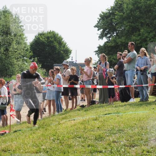 15.06.2025 - 27. Vierlanden-Triathlon KatJ http://msf.ph/oto/8003720 15.06.2025 10:02:42 Schwimmen 397, 405 meine-sportfotos.de