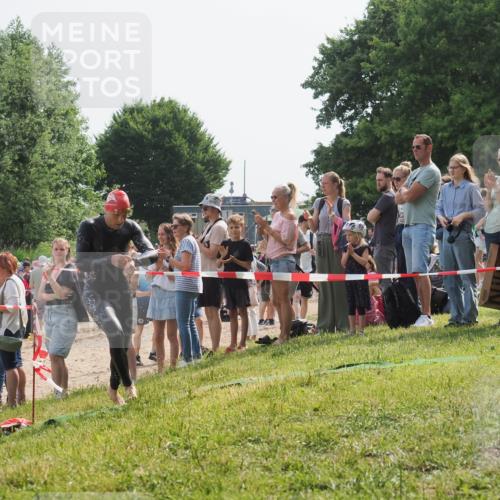 15.06.2025 - 27. Vierlanden-Triathlon KatJ http://msf.ph/oto/8003732 15.06.2025 10:02:42 Schwimmen 397, 405 meine-sportfotos.de