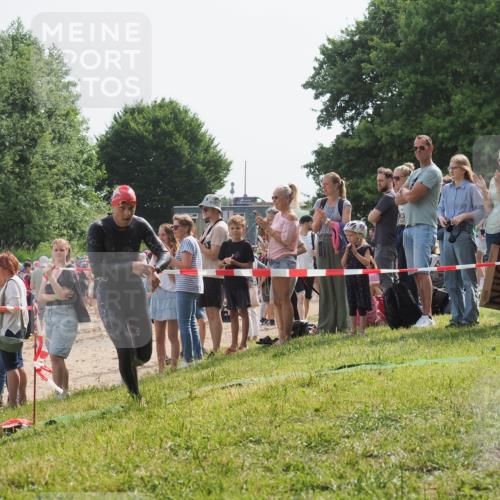 15.06.2025 - 27. Vierlanden-Triathlon KatJ http://msf.ph/oto/8003737 15.06.2025 10:02:42 Schwimmen 397, 405 meine-sportfotos.de