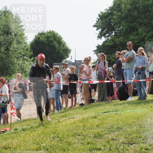 15.06.2025 - 27. Vierlanden-Triathlon KatJ http://msf.ph/oto/8003750 15.06.2025 10:02:43 Schwimmen 397, 405 meine-sportfotos.de