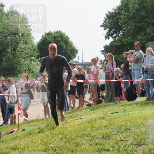 15.06.2025 - 27. Vierlanden-Triathlon KatJ http://msf.ph/oto/8003760 15.06.2025 10:02:43 Schwimmen 397, 405 meine-sportfotos.de