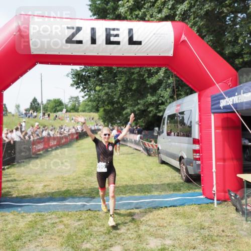 21.06.2025 - 27. Vierlanden-Triathlon MichiJ http://msf.ph/oto/8003764 15.06.2026 11:28:01 Ziel 193, 590 meine-sportfotos.de