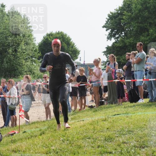 15.06.2025 - 27. Vierlanden-Triathlon KatJ http://msf.ph/oto/8003775 15.06.2025 10:02:43 Schwimmen 397, 405 meine-sportfotos.de