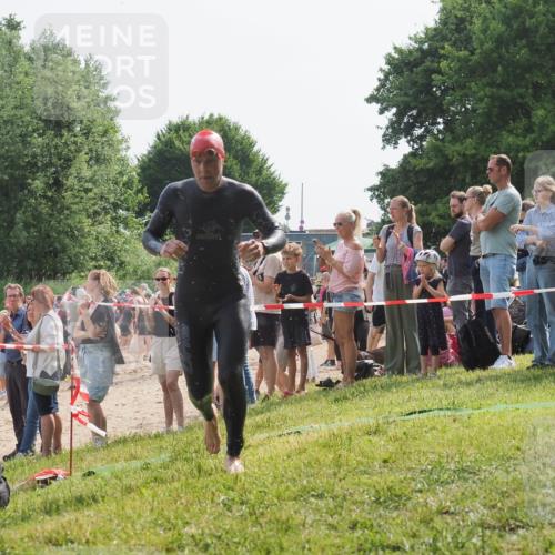 15.06.2025 - 27. Vierlanden-Triathlon KatJ http://msf.ph/oto/8003788 15.06.2025 10:02:43 Schwimmen 397, 405 meine-sportfotos.de