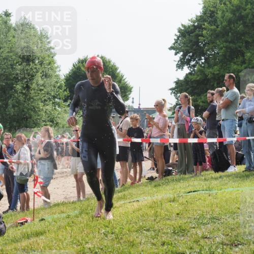 15.06.2025 - 27. Vierlanden-Triathlon KatJ http://msf.ph/oto/8003804 15.06.2025 10:02:43 Schwimmen 397, 405 meine-sportfotos.de
