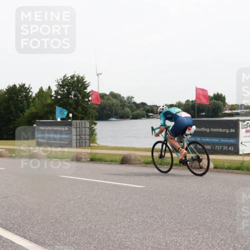 15.06.2025 - 27. Vierlanden-Triathlon H.Heesch http://msf.ph/oto/8003807 15.06.2025 10:30:58 Radfahren 51, 207, 572 meine-sportfotos.de