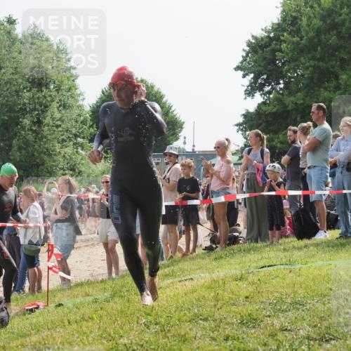 15.06.2025 - 27. Vierlanden-Triathlon KatJ http://msf.ph/oto/8003825 15.06.2025 10:02:44 Schwimmen 397, 405 meine-sportfotos.de