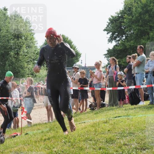 15.06.2025 - 27. Vierlanden-Triathlon KatJ http://msf.ph/oto/8003836 15.06.2025 10:02:44 Schwimmen 397, 405 meine-sportfotos.de