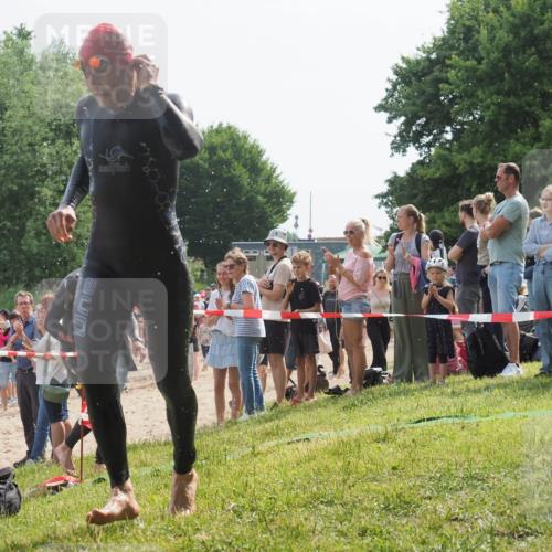 15.06.2025 - 27. Vierlanden-Triathlon KatJ http://msf.ph/oto/8003848 15.06.2025 10:02:44 Schwimmen 397, 405 meine-sportfotos.de