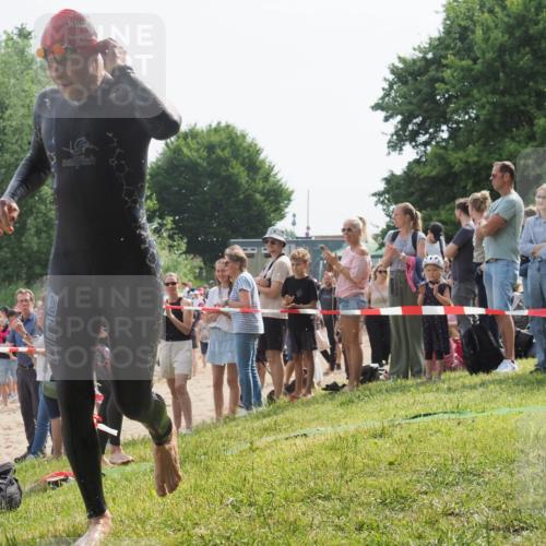 15.06.2025 - 27. Vierlanden-Triathlon KatJ http://msf.ph/oto/8003856 15.06.2025 10:02:44 Schwimmen 397, 405 meine-sportfotos.de