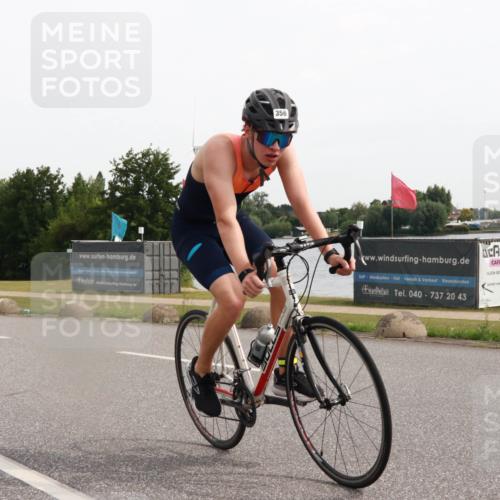 15.06.2025 - 27. Vierlanden-Triathlon H.Heesch http://msf.ph/oto/8003868 15.06.2025 10:31:07 Radfahren 11, 111, 135, 303, 356, 474 meine-sportfotos.de