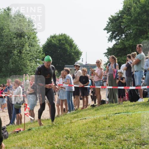 15.06.2025 - 27. Vierlanden-Triathlon KatJ http://msf.ph/oto/8003876 15.06.2025 10:02:45 Schwimmen 397, 405 meine-sportfotos.de
