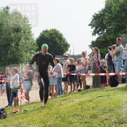 15.06.2025 - 27. Vierlanden-Triathlon KatJ http://msf.ph/oto/8003904 15.06.2025 10:02:45 Schwimmen 397, 405 meine-sportfotos.de