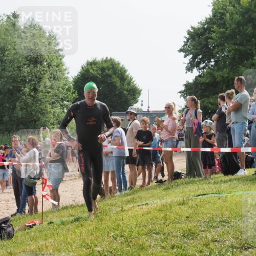 15.06.2025 - 27. Vierlanden-Triathlon KatJ http://msf.ph/oto/8003916 15.06.2025 10:02:45 Schwimmen 397, 405 meine-sportfotos.de