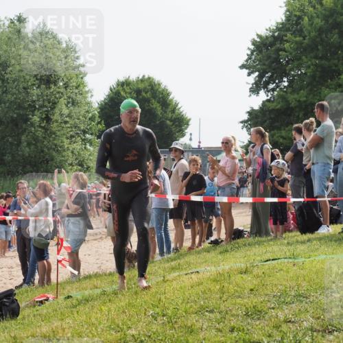 15.06.2025 - 27. Vierlanden-Triathlon KatJ http://msf.ph/oto/8003926 15.06.2025 10:02:45 Schwimmen 397, 405 meine-sportfotos.de