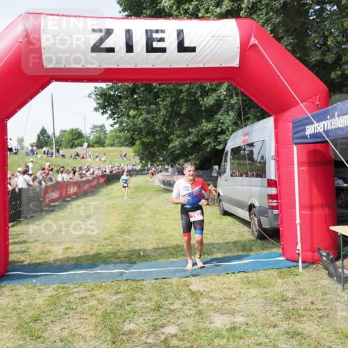 21.06.2025 - 27. Vierlanden-Triathlon MichiJ http://msf.ph/oto/8003942 15.06.2026 11:28:05 Ziel 193, 585, 590 meine-sportfotos.de