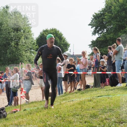 15.06.2025 - 27. Vierlanden-Triathlon KatJ http://msf.ph/oto/8003950 15.06.2025 10:02:46 Schwimmen 397, 405 meine-sportfotos.de