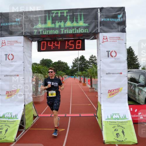 15.06.2025 - 7 Türme Triathlon Michael Strokosch http://msf.ph/oto/8003956 15.06.2025 14:41:57 Ziel 961 meine-sportfotos.de