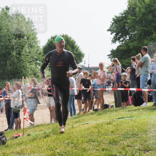15.06.2025 - 27. Vierlanden-Triathlon KatJ http://msf.ph/oto/8003961 15.06.2025 10:02:46 Schwimmen 397, 405 meine-sportfotos.de