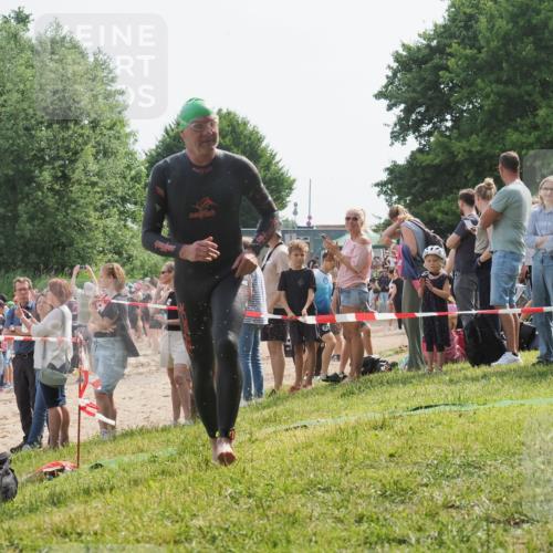 15.06.2025 - 27. Vierlanden-Triathlon KatJ http://msf.ph/oto/8003970 15.06.2025 10:02:46 Schwimmen 397, 405 meine-sportfotos.de