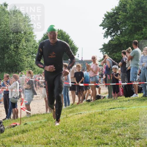 15.06.2025 - 27. Vierlanden-Triathlon KatJ http://msf.ph/oto/8003978 15.06.2025 10:02:46 Schwimmen 397, 405 meine-sportfotos.de
