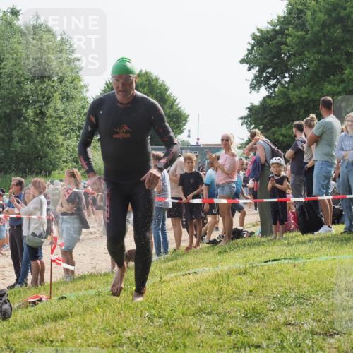 15.06.2025 - 27. Vierlanden-Triathlon KatJ http://msf.ph/oto/8003991 15.06.2025 10:02:46 Schwimmen 397, 405 meine-sportfotos.de