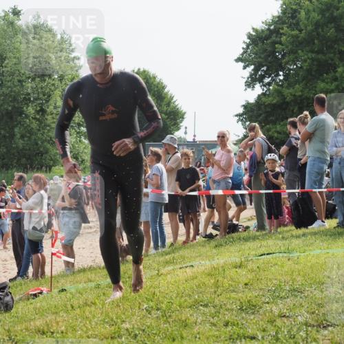 15.06.2025 - 27. Vierlanden-Triathlon KatJ http://msf.ph/oto/8004019 15.06.2025 10:02:47 Schwimmen 397, 405 meine-sportfotos.de