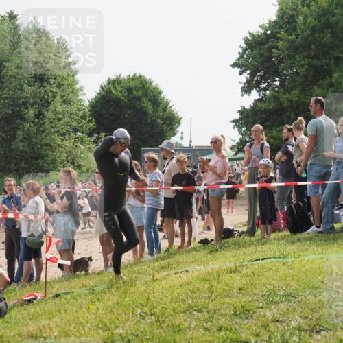 15.06.2025 - 27. Vierlanden-Triathlon KatJ http://msf.ph/oto/8004052 15.06.2025 10:03:20 Schwimmen 406 meine-sportfotos.de