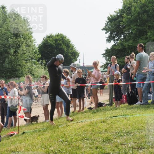 15.06.2025 - 27. Vierlanden-Triathlon KatJ http://msf.ph/oto/8004058 15.06.2025 10:03:20 Schwimmen 406 meine-sportfotos.de