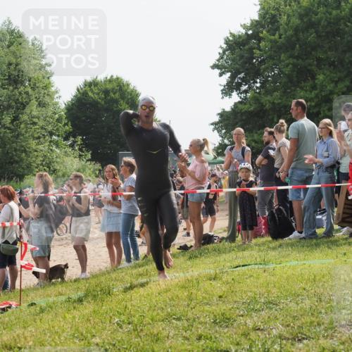 15.06.2025 - 27. Vierlanden-Triathlon KatJ http://msf.ph/oto/8004067 15.06.2025 10:03:21 Schwimmen 406 meine-sportfotos.de