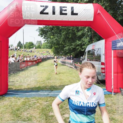 21.06.2025 - 27. Vierlanden-Triathlon MichiJ http://msf.ph/oto/8004074 15.06.2026 11:28:09 Ziel 193, 491, 585 meine-sportfotos.de