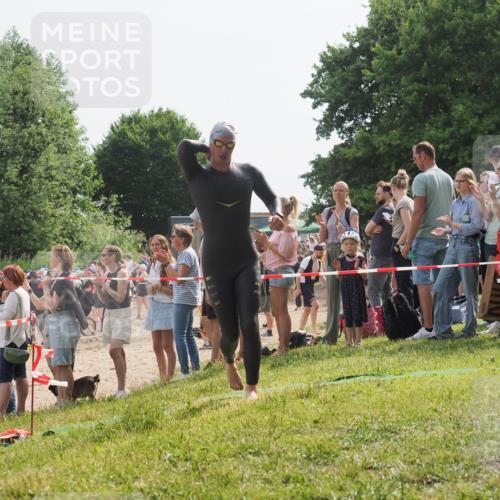 15.06.2025 - 27. Vierlanden-Triathlon KatJ http://msf.ph/oto/8004080 15.06.2025 10:03:21 Schwimmen 406 meine-sportfotos.de